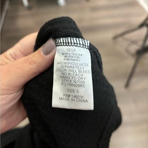 Kori Black Waffle Knit Top With Floral Print Sleeves Round Neck Size Small - Picture 7 of 7